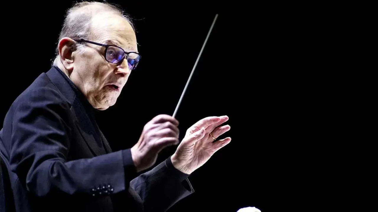 Maestro Ennio Morricone dirige, creando las ic&oacute;nicas ennio morricone bandas sonoras que evocan emociones y transportan a otros mundos.