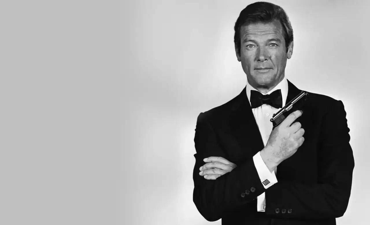 Roger Moore, con esmoquin y pistola, evoca las icónicas canciones de James Bond.