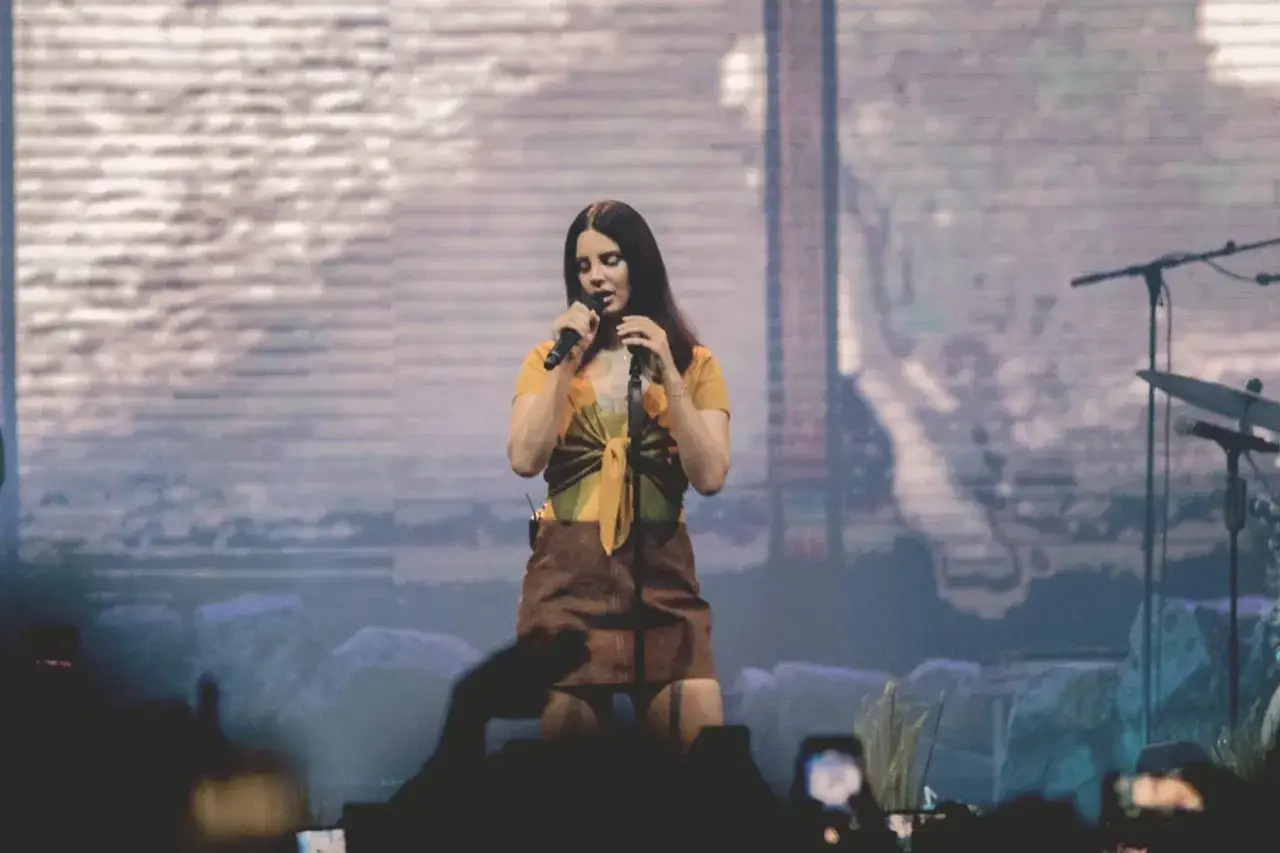 Lana del Rey canta en España, cautivando al público con su voz.