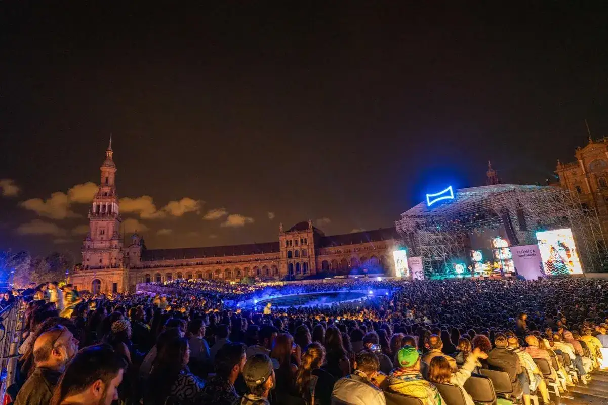 Gran concierto de Vetusta Morla en Sevilla, con miles de fans disfrutando bajo la noche estrellada en la Plaza de España.