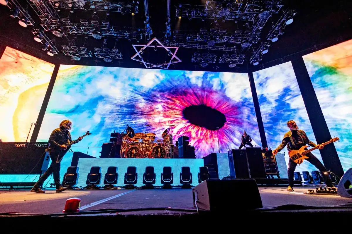 La banda Tool en concierto en España, con una pantalla gigante de fondo con un ojo psicodélico.