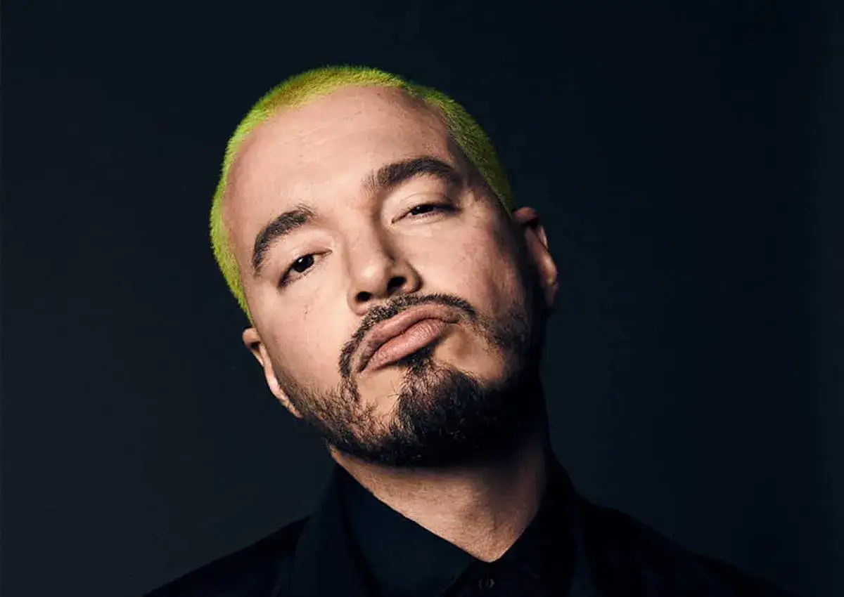 J Balvin, con su característico cabello verde neón, posa para una foto en Madrid.