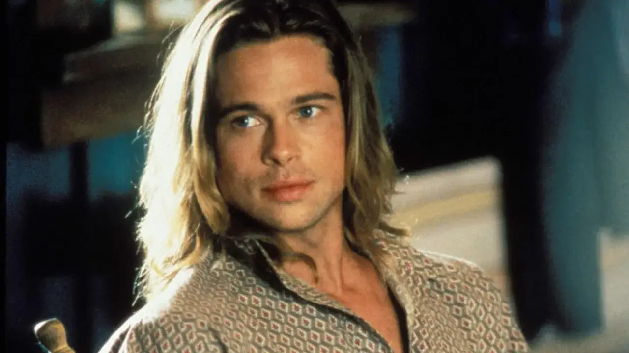 Brad Pitt, con su icónica melena rubia, evoca la intensidad de las leyendas de pasión y su banda sonora.