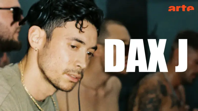Primer plano de Dax J, DJ y productor de techno, con el logo de Arte.