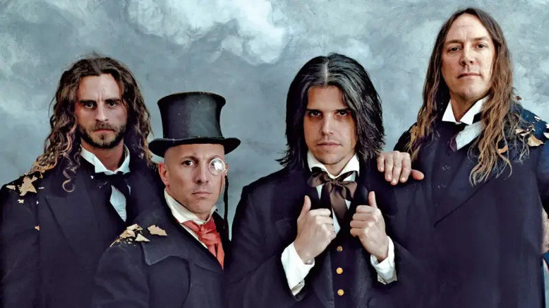 Los miembros de Tool España posan con trajes victorianos y un fondo texturizado.